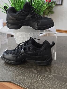 NWOB Capezio Kids Black Dance Sneakers Split Sole Lace Up Youth Size 2